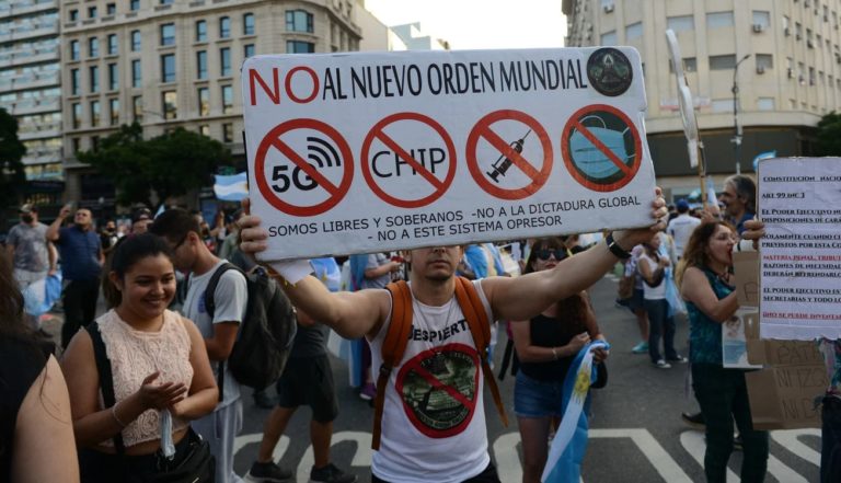 “Furia y reclamos”: Banderazos en el Obelisco y Olivos contra las nuevas restricciones