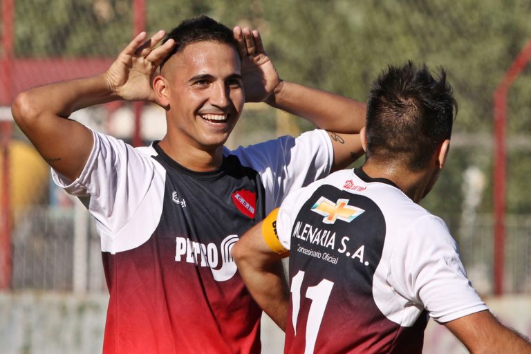 Clásico entre “rojos” y “albinegros”: En el festejo le hizo el “Topo Gigio”