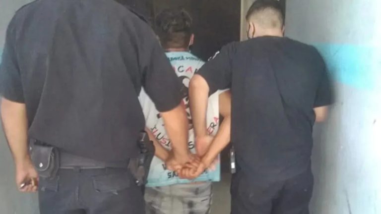 Intentó matar a la hijita de su novia y  lo quemaron con agua hirviendo en la cárcel de Santa Fe