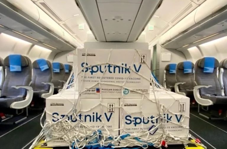 Coronavirus: sale un nuevo vuelo a Moscú para traer más dosis de la vacuna Sputnik V