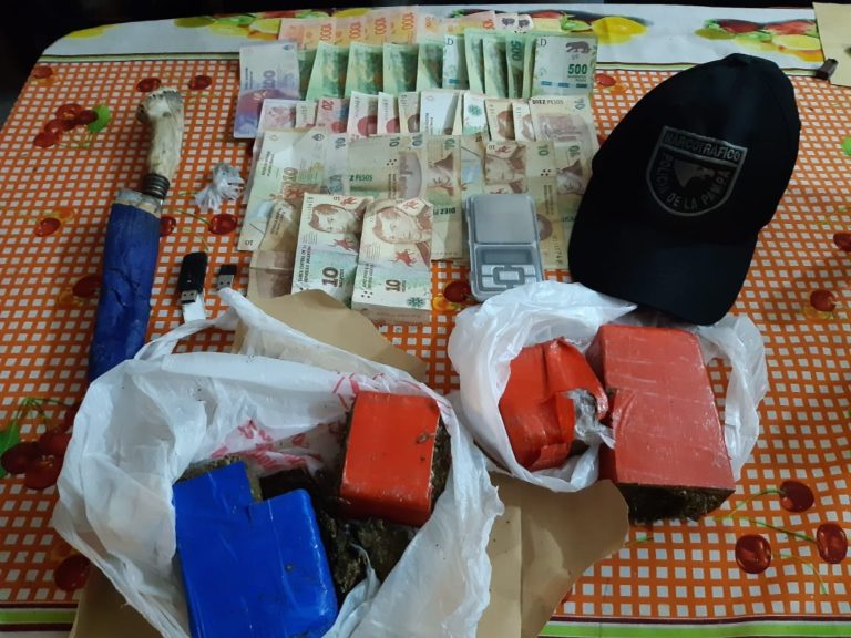 Tras una serie de operativos y una persecución, la Policía detuvo a dos hombres por venta de droga en Santa Rosa
