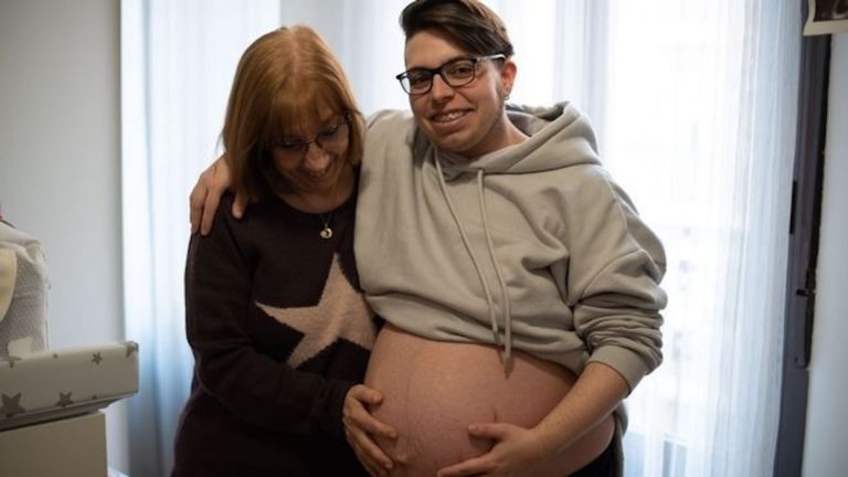 Nació el bebé del primer hombre gestante en España: “Ha sido lo más difícil y deseado que he vivido hasta ahora”