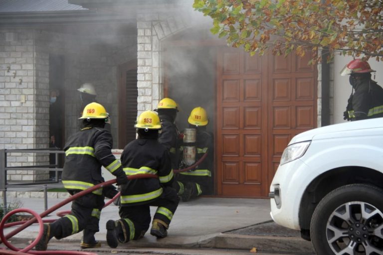 Una dotación de bomberos voluntarios trabajó en un incendio de una vivienda