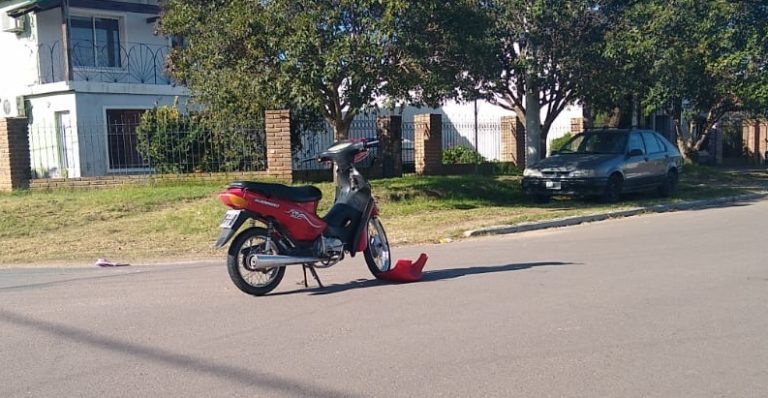 Iban en moto, quisieron esquivar a un auto que había hecho un “giro en U” y terminaron chocando: Una joven fue hospitalizada