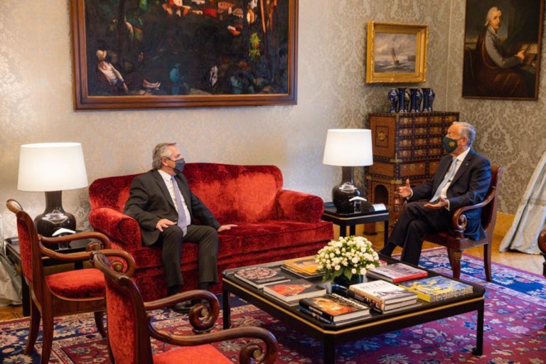 Alberto Fernández fue recibido por su par de Portugal en el inicio de su gira por Europa