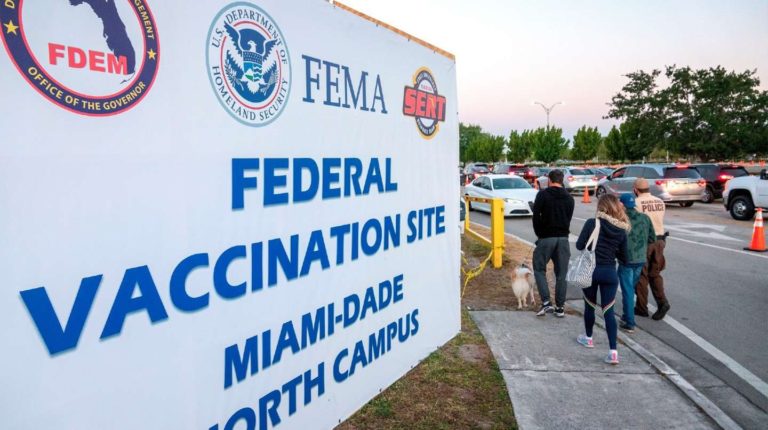 Miami: los argentinos pagan hasta $300.000 por visitar el destino donde vacunan gratis en la playa