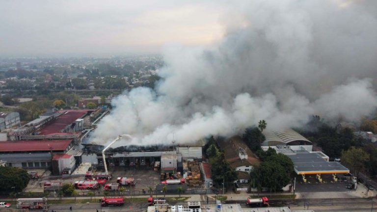 Con 20 dotaciones de bomberos, logran controlar un incendio en una planta de Bimbo en el partido bonaerense de San Fernando