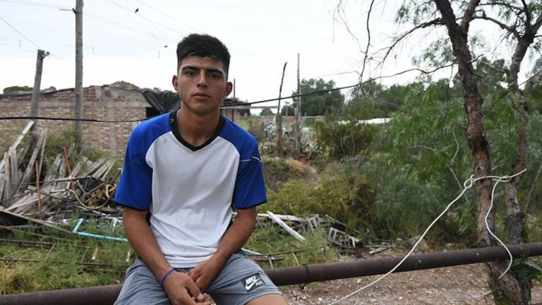 Mendoza: el joven albañil y abanderado que sueña con ser arquitecto recibió una beca universitaria
