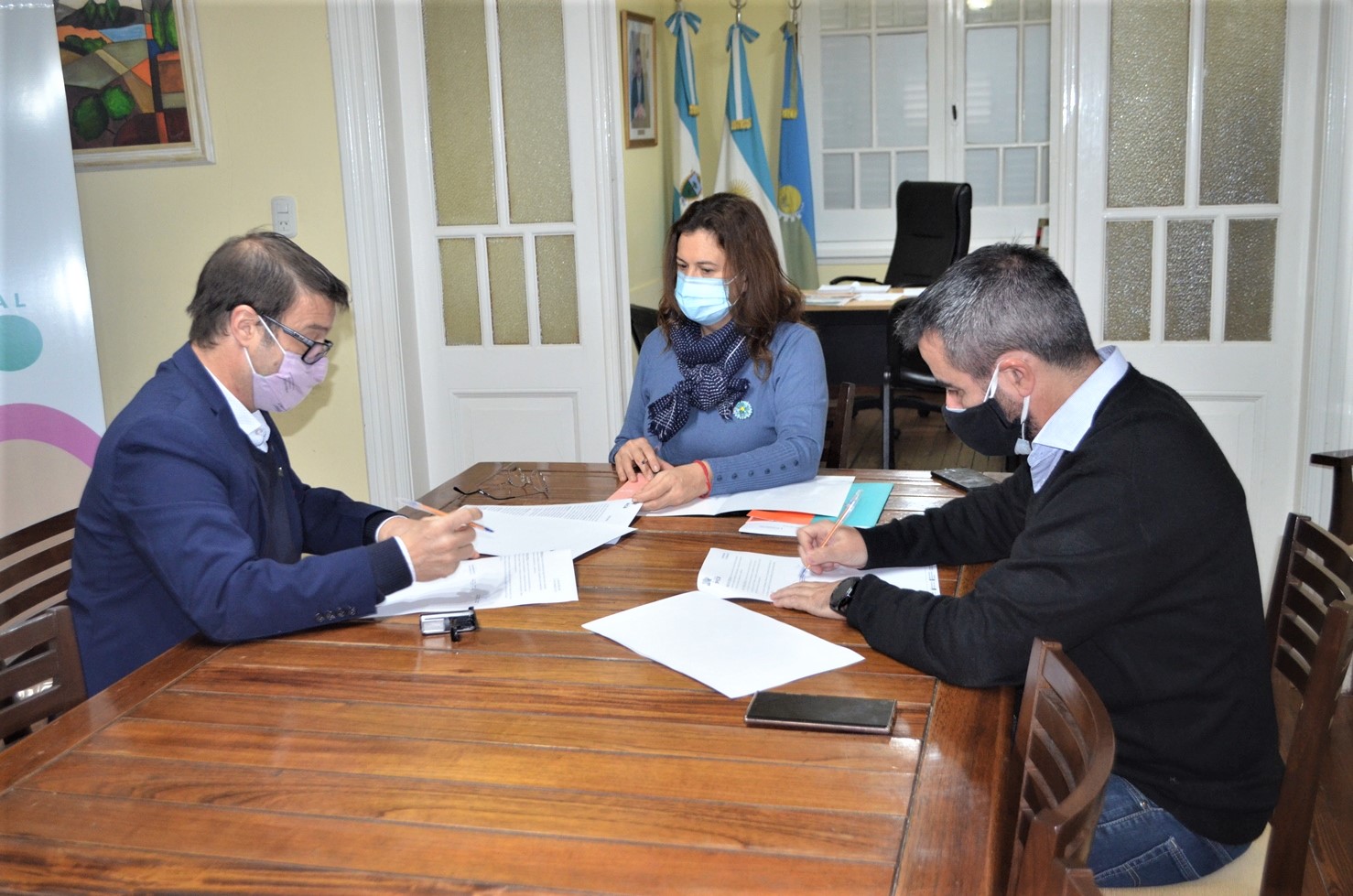 La intendenta Fernanda Alonso recibió al ministro Maccione para firmar dos convenios con Educación