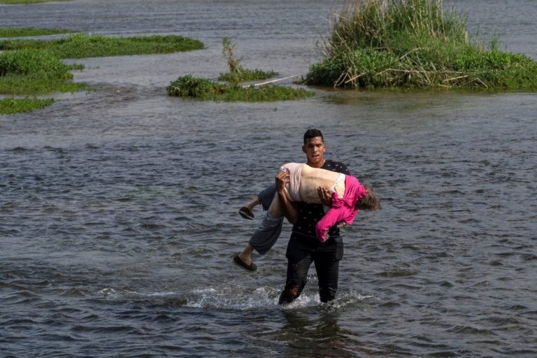 Fotos: el drama que viven los venezolanos que cruzan el río Grande hacia EEUU huyendo de la crisis del chavismo