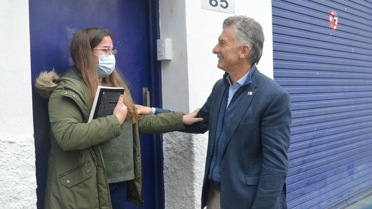 Mauricio Macri le llevó su libro a la ganadora de un ejemplar que sorteó por Instagram: “Aproveché que estaba en Córdoba y fui a entregárselo en persona”
