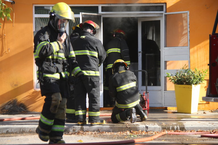 Dos dotaciones de Bomberos sofocaron incendio en una pastelería ubicada en calle 24 entre 103 y 105