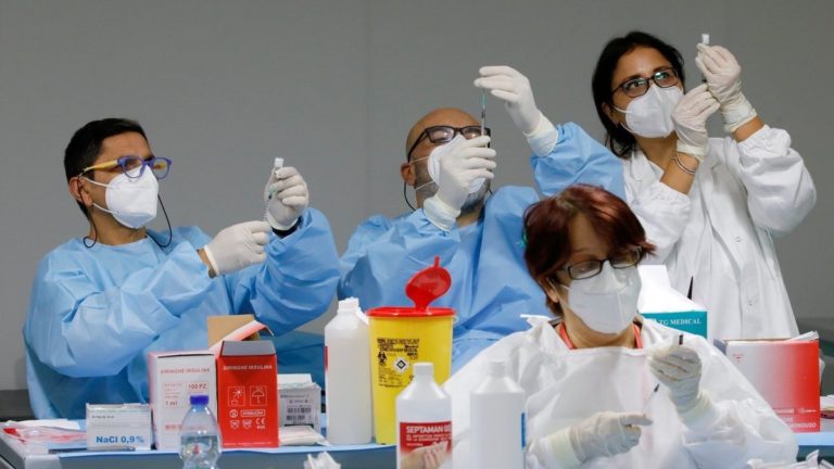 Una mujer recibió por error seis dosis de la vacuna de Pfizer en Italia