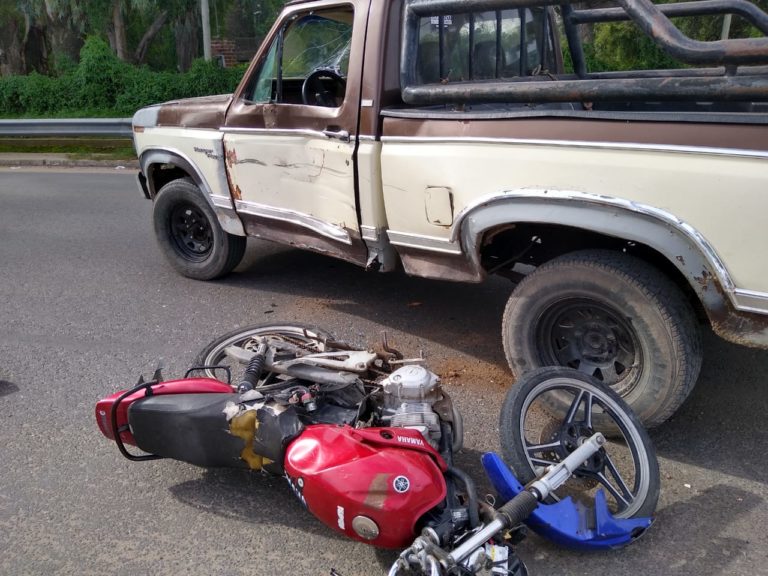 Fuerte choque en barrio Ranqueles: Un motociclista fue trasladado al Hospital