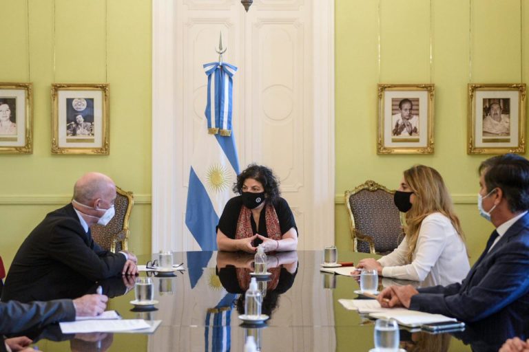 Carla Vizzotti y Cecilia Nicolini se reunieron con el embajador británico en Argentina por la vacuna de Oxford-AstraZeneca