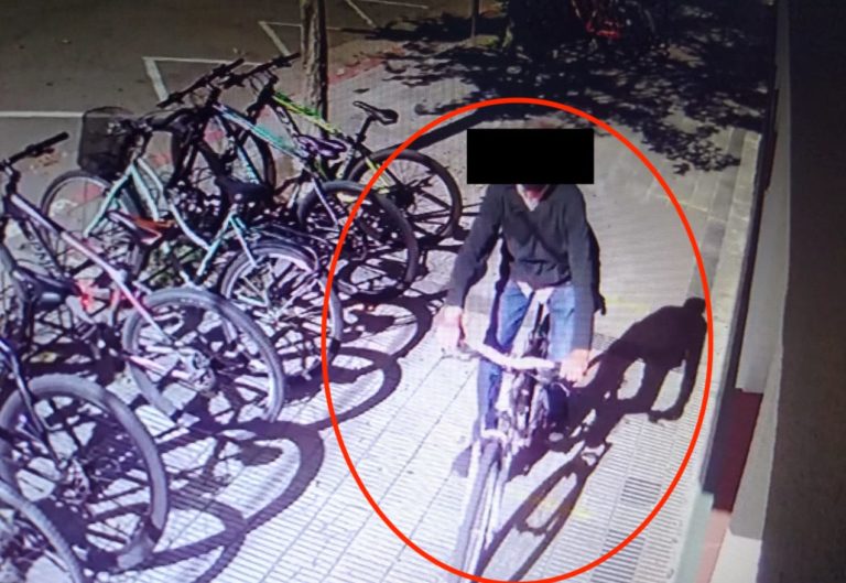 Un hombre quedó grabado por las cámaras al robar una bicicleta en una escuela piquense