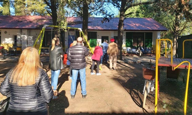 COVID-19: La jefa de vacunación del Hospital Gobernador Centeno aseguró que vacunan entre 500 y 700 personas por día