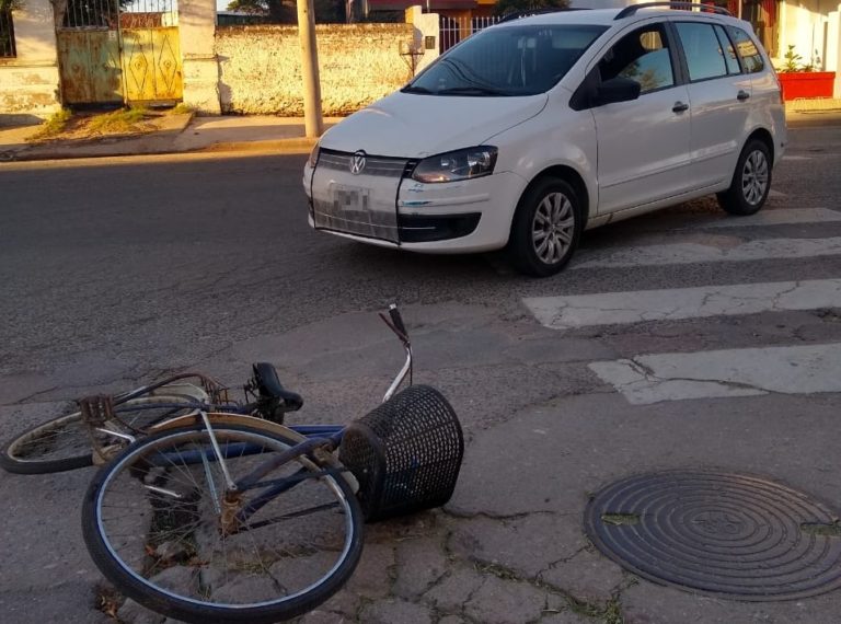 Una mujer se disponía a doblar y embistió a un ciclista: El hombre fue trasladado al Hospital