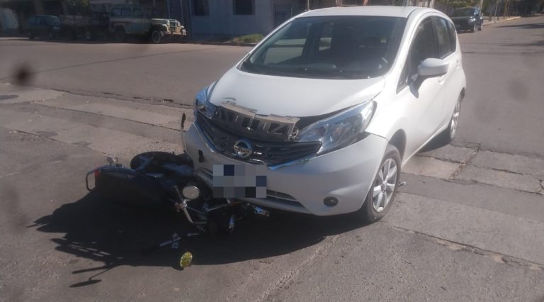 Fuerte choque en calle 11 y 16: Un motociclista fue trasladado inconsciente al Hospital
