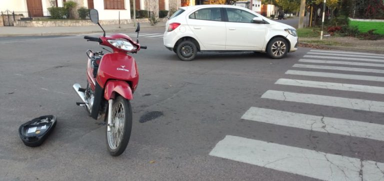 Dos jóvenes en moto chocaron contra un auto y uno de ellos fue hospitalizado