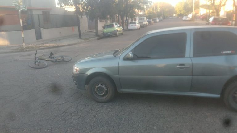 Accidente entre auto y bicicleta en calles 15 y 2: Un menor de edad fue hospitalizado