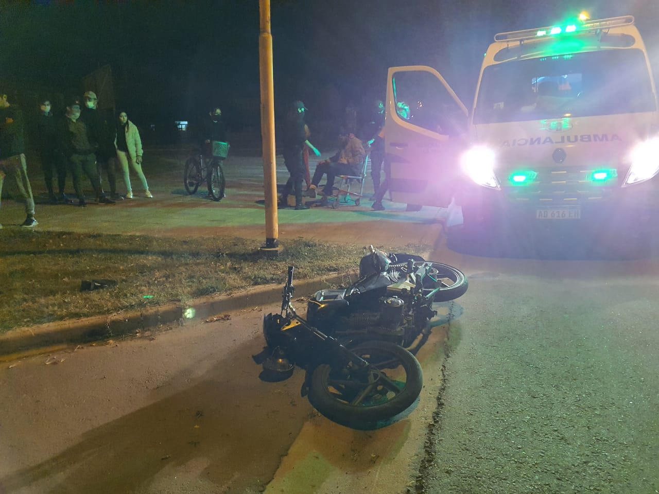 Perdieron el control de la moto y terminaron chocando contra el cordón en barrio Rucci: Dos jóvenes fueron hospitalizados