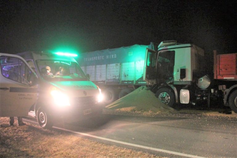 Un camión fue chocado fuertemente desde atrás por otro en Ruta 102 entre General Pico y Metileo