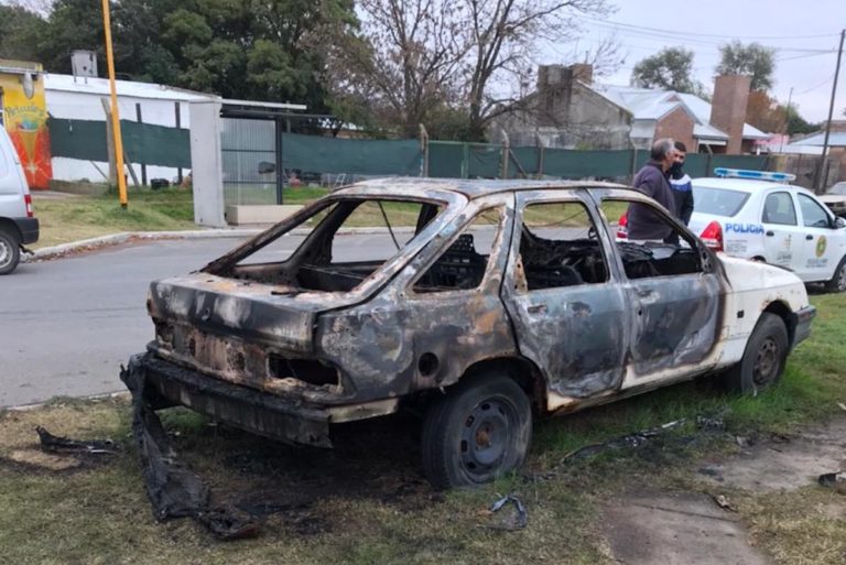 General Pico: prendieron fuego un auto en desuso en barrio Carlos Berg