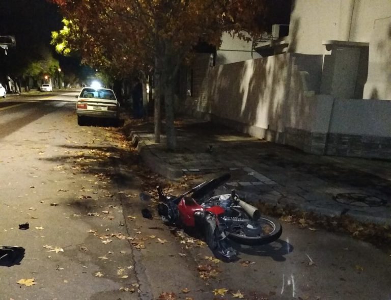 Accidente de tránsito entre moto y auto en calles 9 y 8: uno de los conductor del vehículo tenía 1,62 de alcohol en sangre