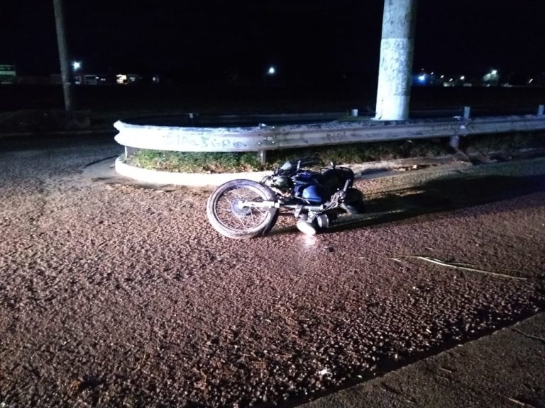 Perdió el control de la moto, chocó con el guardarrail y terminó cayendo: Un hombre fue hospitalizado