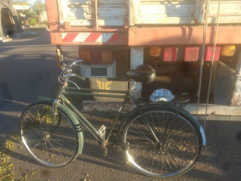 Un ciclista chocó un camión estacionado y tuvo que ser trasladado al Hospital