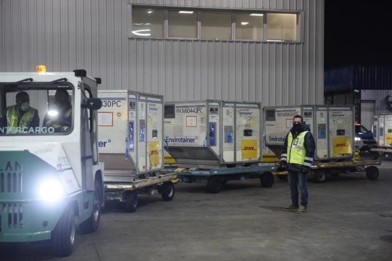 Siguen arribando vacunas: Hoy llegaron 1.453.565 dosis de AstraZeneca y Sputnik V