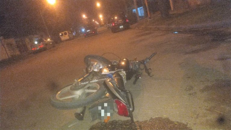 Choque en barrio Este: Una mujer fue asistida y trasladada al Hospital