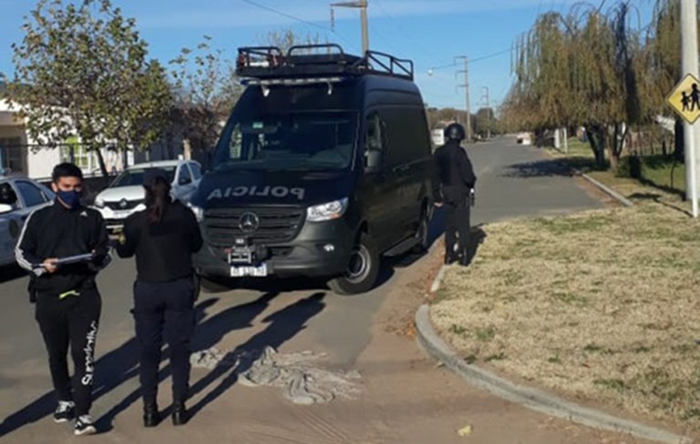 Violento robo en barrio Carlos Berg: Tras un allanamiento, la Policía detuvo a tres delincuentes y también quedó “demorado” el vecino damnificado