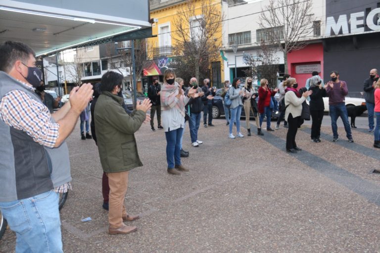 Comerciantes realizaron un “aplaudida” simbólica en el centro para visibilizar la crisis y pedir por la extensión horaria: “El comercio está fundido, no tiene más resguardo”