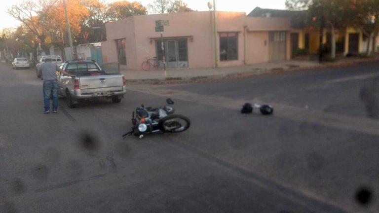 Choque moto-camioneta: Dos personas fueron hospitalizadas