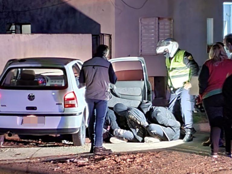 General Pico: En un fuerte operativo policial demoran a tres personas, entre ellos dos menores y secuestran arma de fuego