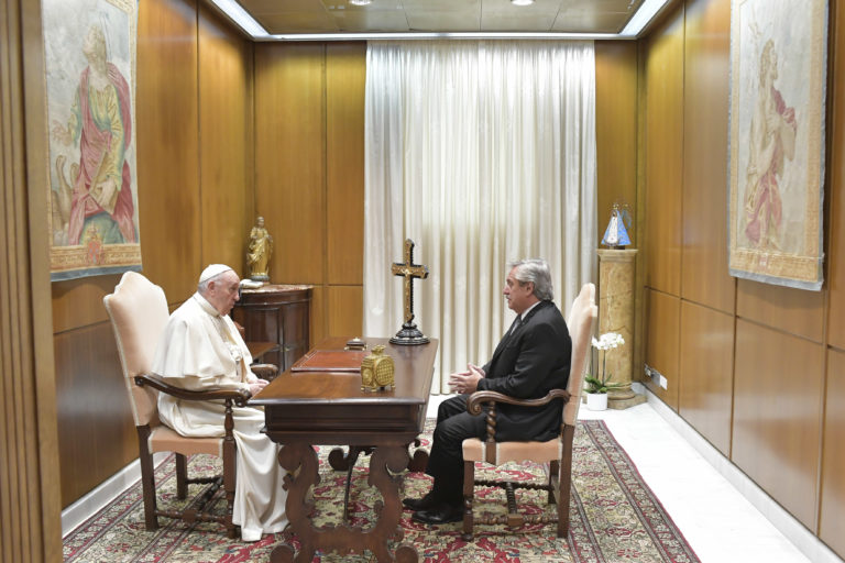 Fernández se reunió a solas con el Papa, quien expresó su idea de “apoyar en todo lo que pueda”