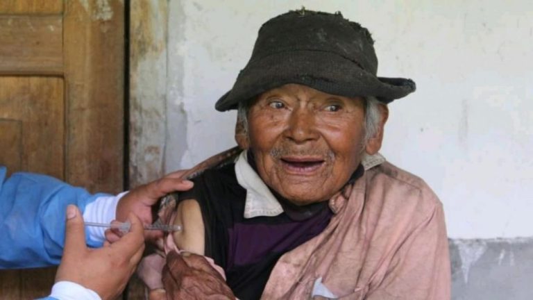Perú: tiene 121 años y fue vacunado contra el coronavirus en su casa de la selva central