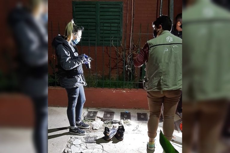 Una persona se resistió a ser detenida y en el forcejeo con la policía se le cayó un revólver que tenía entre sus ropas