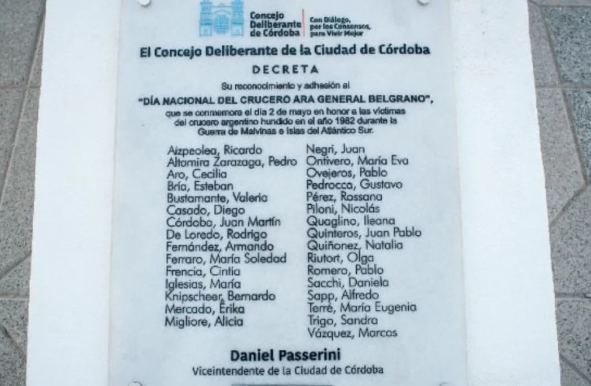 Polémico homenaje por Malvinas en Córdoba: hicieron una placa y pusieron los nombres de los concejales en vez de los caídos