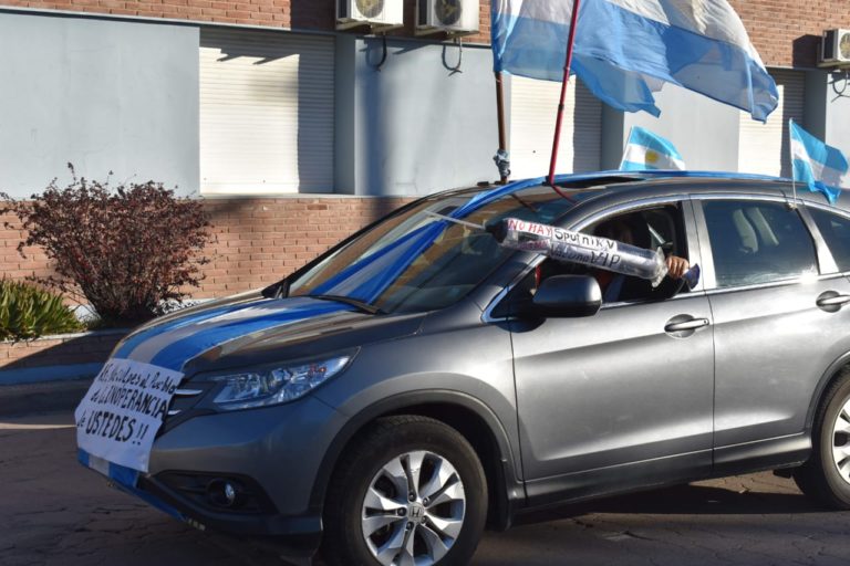 En Santa Rosa hicieron una marcha opositora que terminó con pegatinas en la residencia del Gobernador