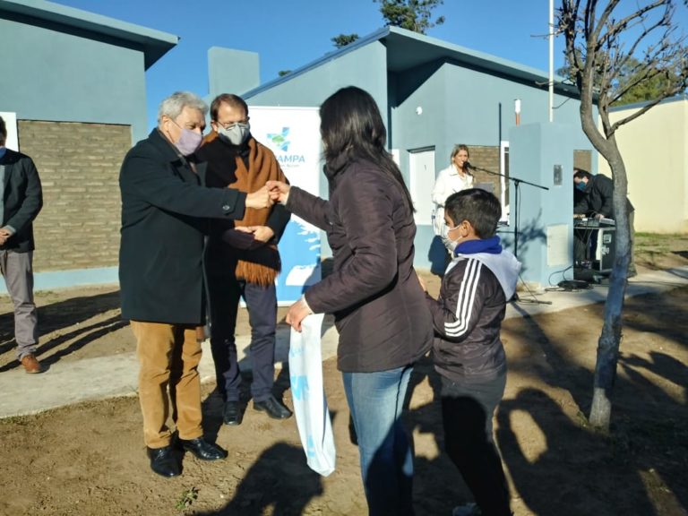 “Se trata de un presupuesto provincial que va en búsqueda de paliar la situación habitacional y también motorizar la economía”, dijo Lezcano en la entrega de 5 viviendas en Van Praet