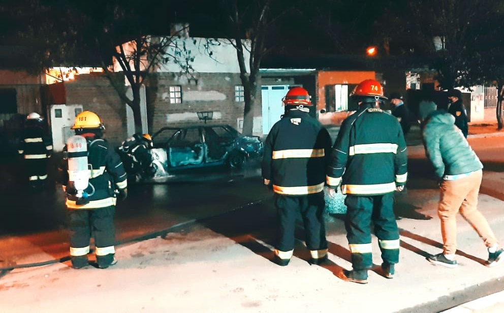General Pico: El fuego destruyó un vehículo minutos después de la medianoche