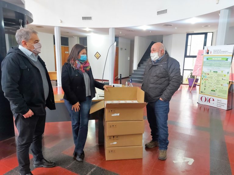 La Municipalidad le entregó 80 lámparas LED a la Facultad de Veterinarias para iluminar el predio de más de cuatro hectáreas