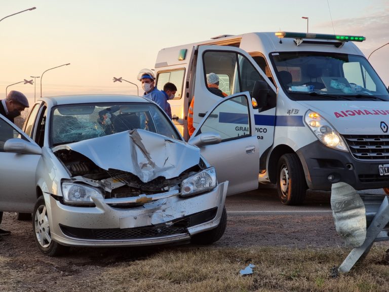 Destrozó la parte delantera del auto al chocar contra el guardrail en la Rotonda “El Aeroplano”