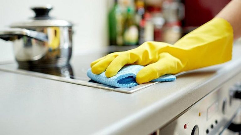 Trabajadoras y trabajadores de casas particulares: aumento del 36% y revisión en noviembre