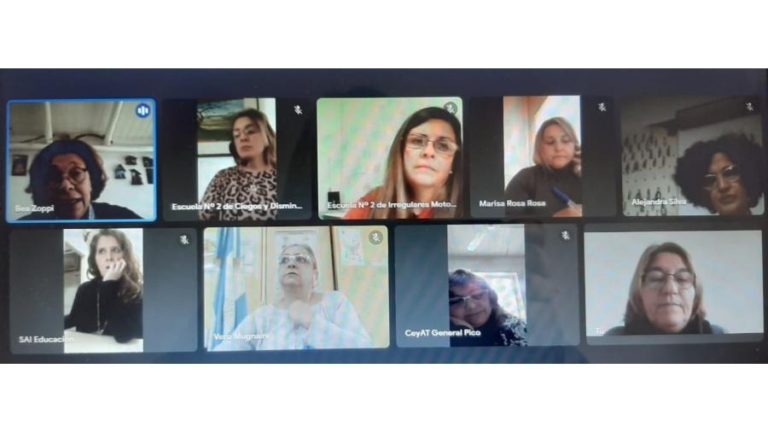 Realizaron graffitis tejidos para concientizar sobre la sordoceguera