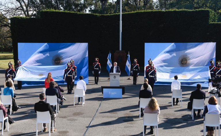 “Vamos a seguir trabajando para que en Argentina se terminen las diferencias”, afirmó el Presidente en el Día de la Bandera