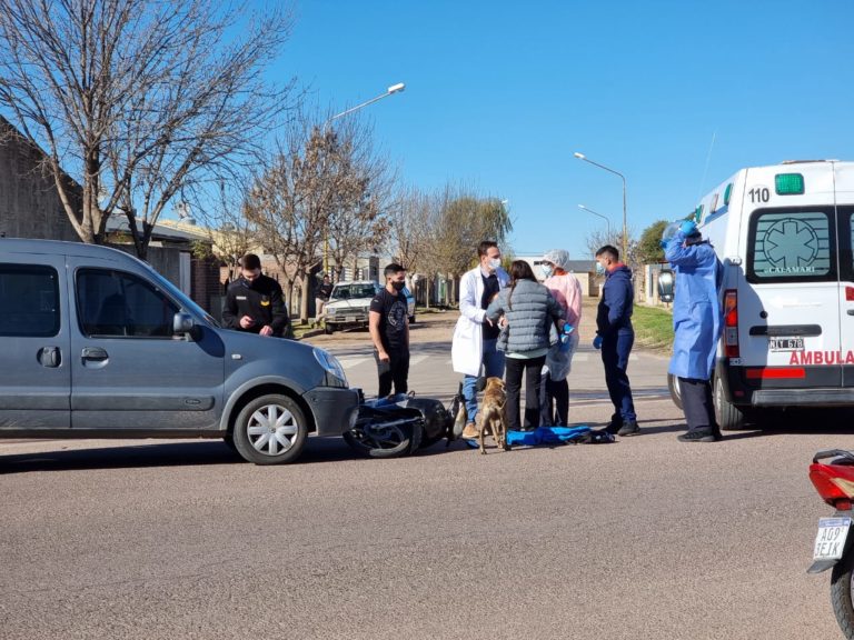 Trasladan al hospital local a una niña de 2 años y a una mujer tras chocar una camioneta con una moto